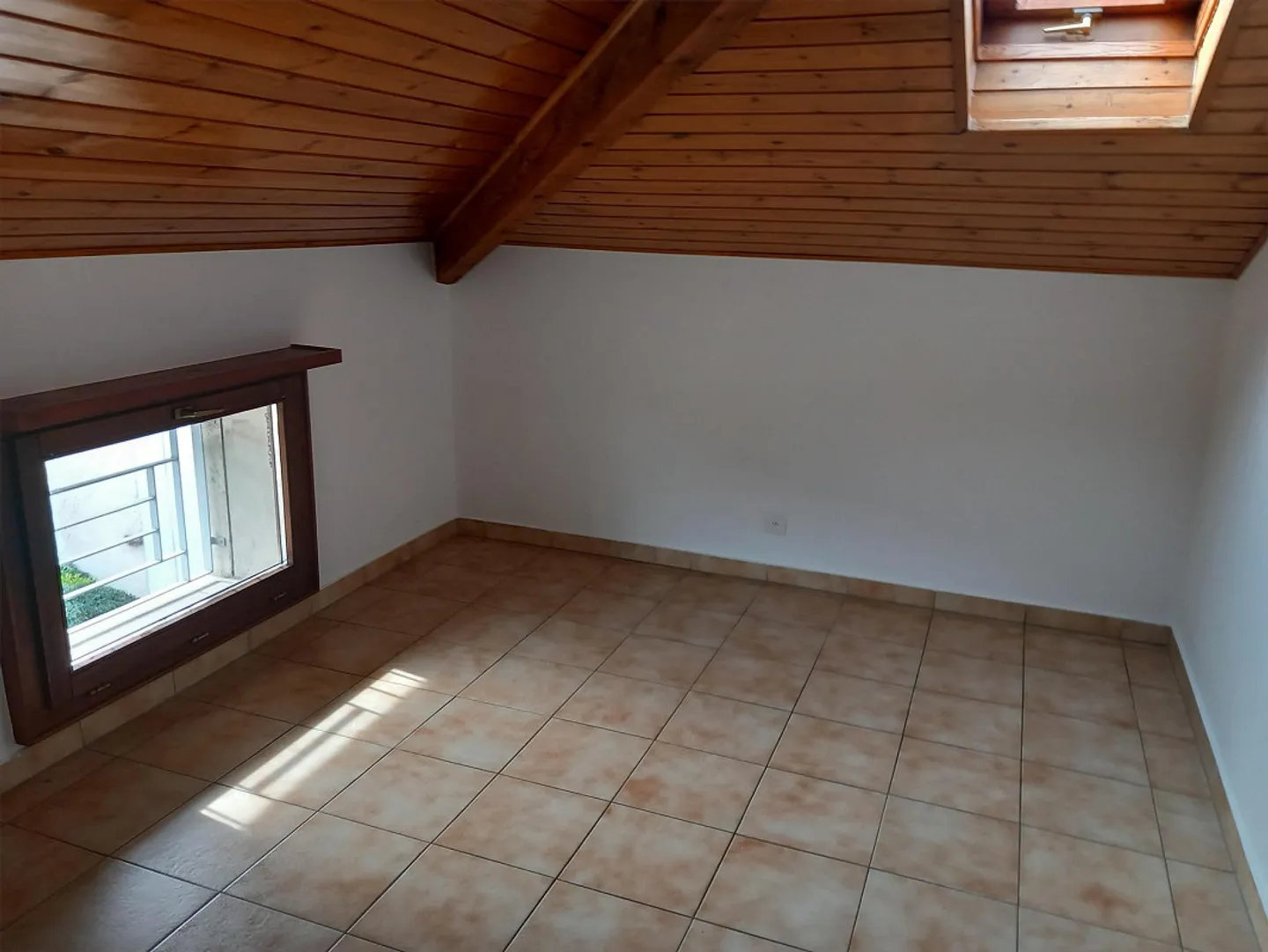 Appartamento mansardato con travi a vista - Foto 9 di 16