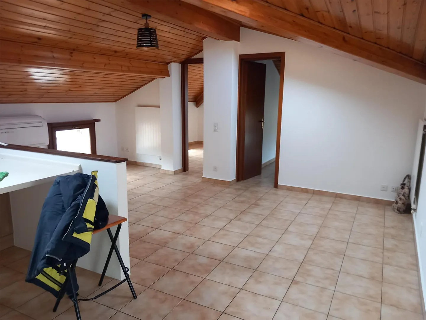 Appartamento mansardato con travi a vista - Foto 11 di 16