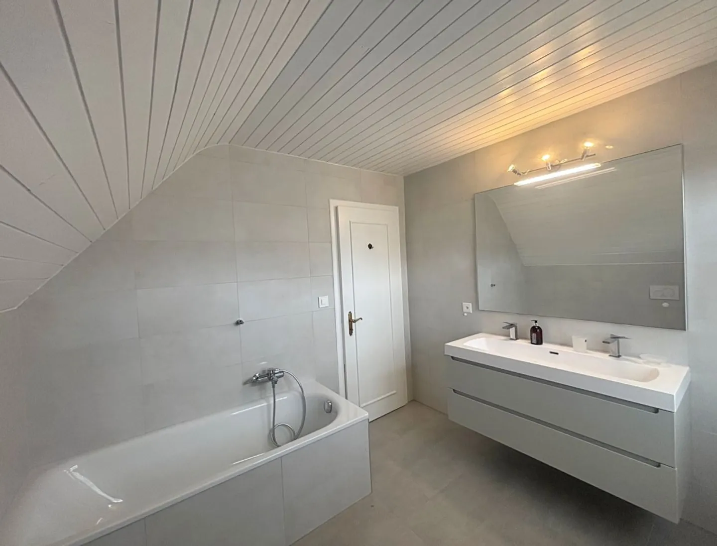 Charmanter renovierter Bungalow mit 5,5 Zimmern in absoluter Ruhe mit schöner Aussicht - Photo 5 sur 9