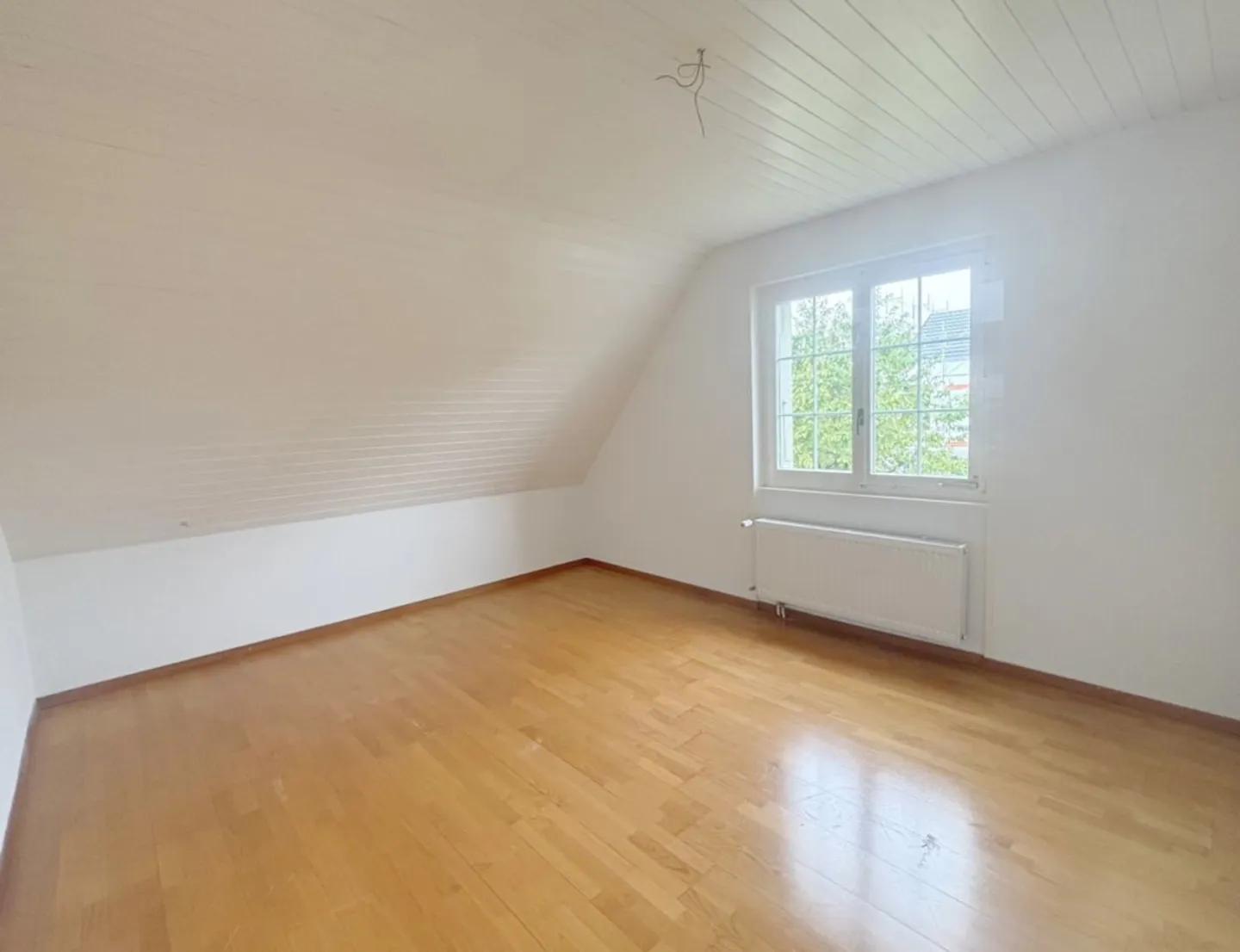 Charmanter renovierter Bungalow mit 5,5 Zimmern in absoluter Ruhe mit schöner Aussicht - Photo 4 sur 9