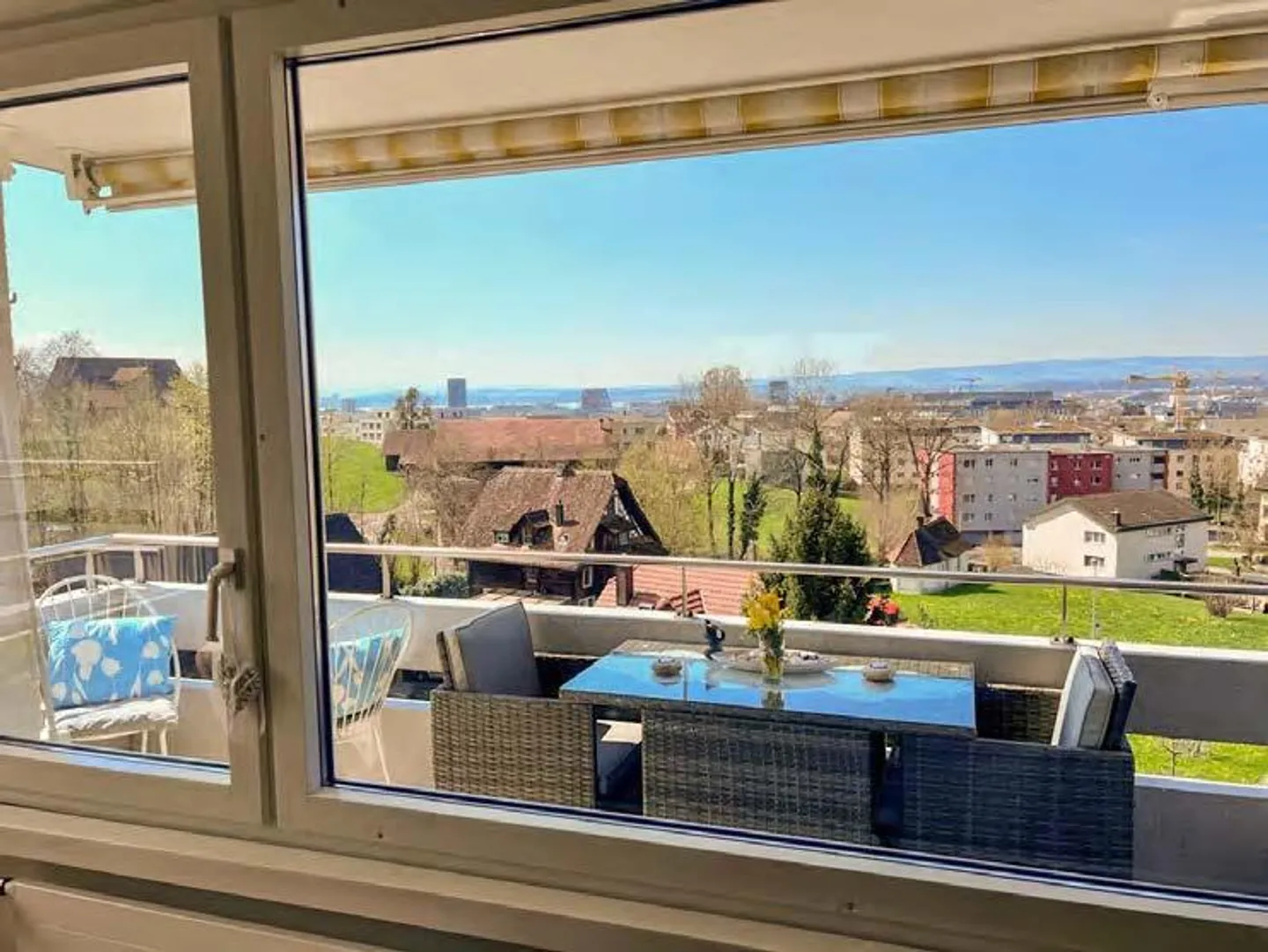 Central 4.5-room penthouse apartment with breathtaking views of the lake - Photo 3 of 10
