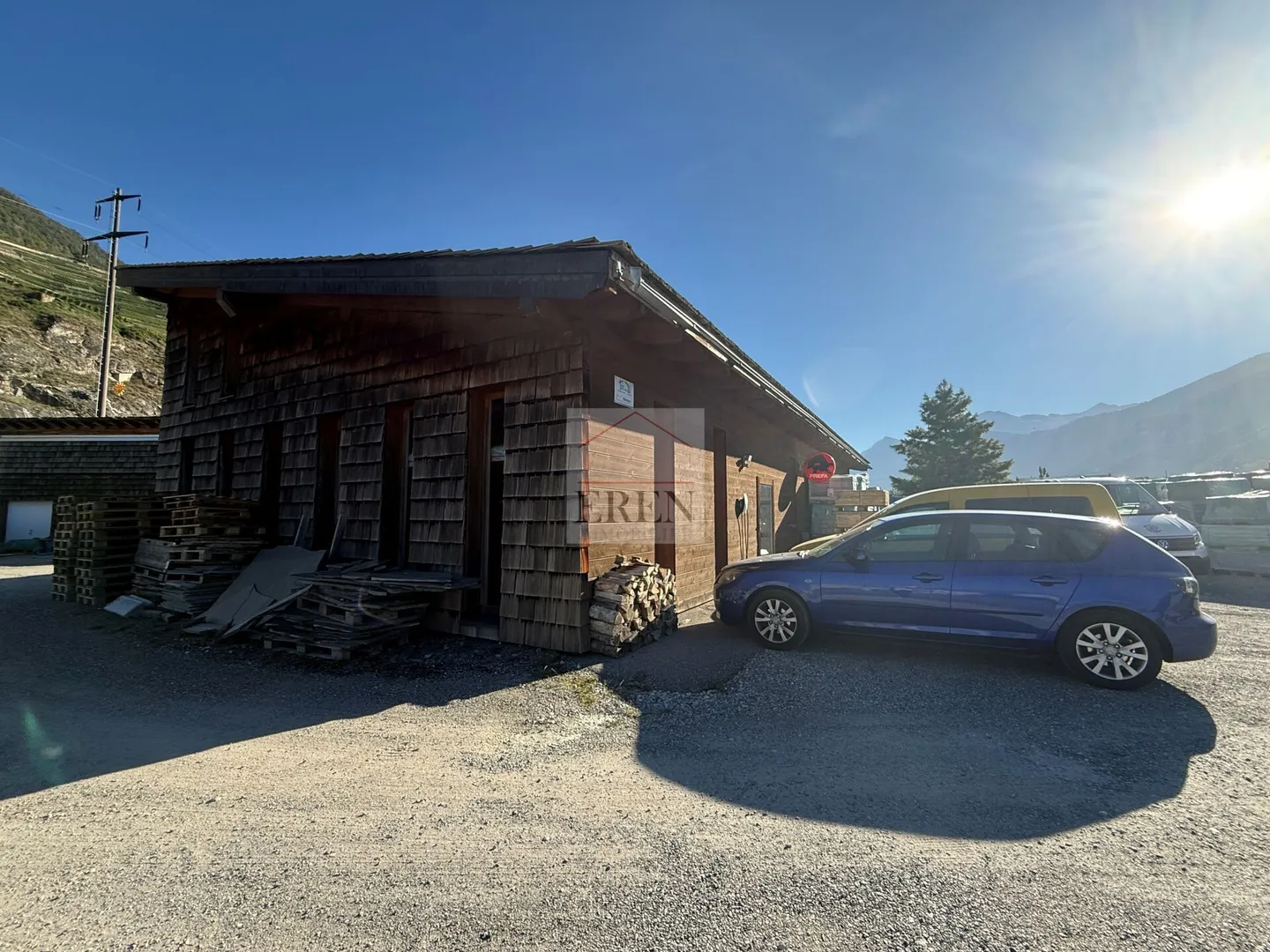 Capannone industriale + annesso in vendita a Saint-Léonard - Foto 1 di 5
