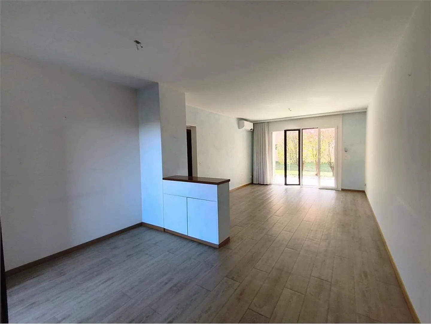 Caslano - Ampio appartamento di 3,5 locali al piano terra con giardino - A pochi passi - Foto 1 di 11