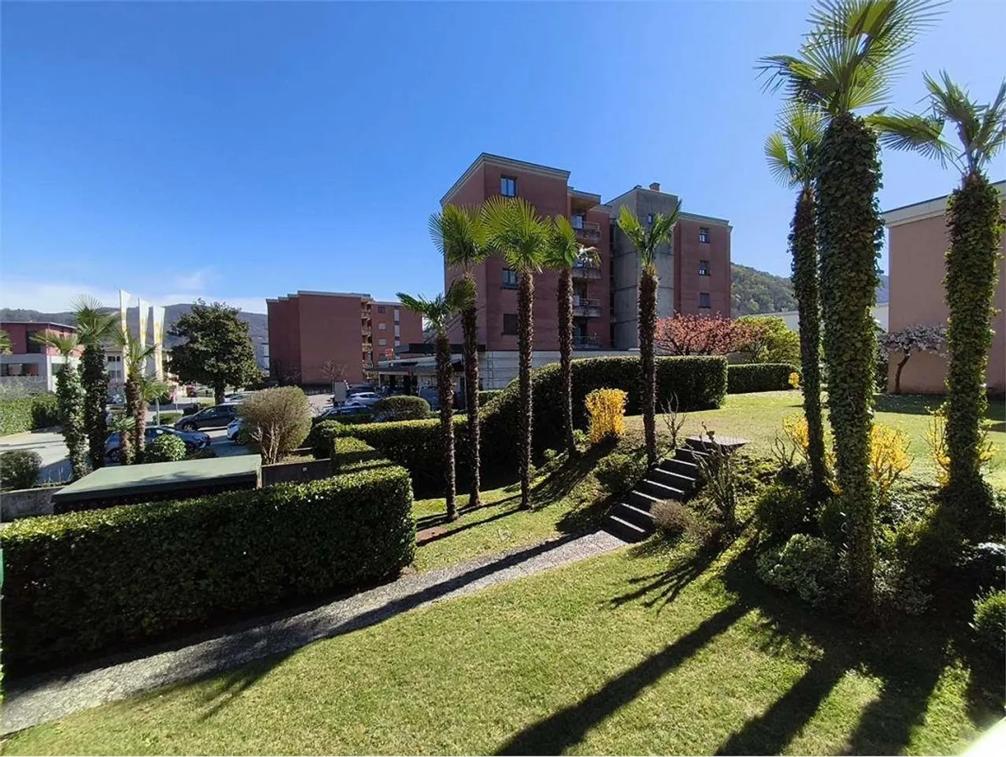 Caslano - Ampio appartamento di 3,5 locali al piano terra con giardino - A pochi passi - Foto 2 di 11