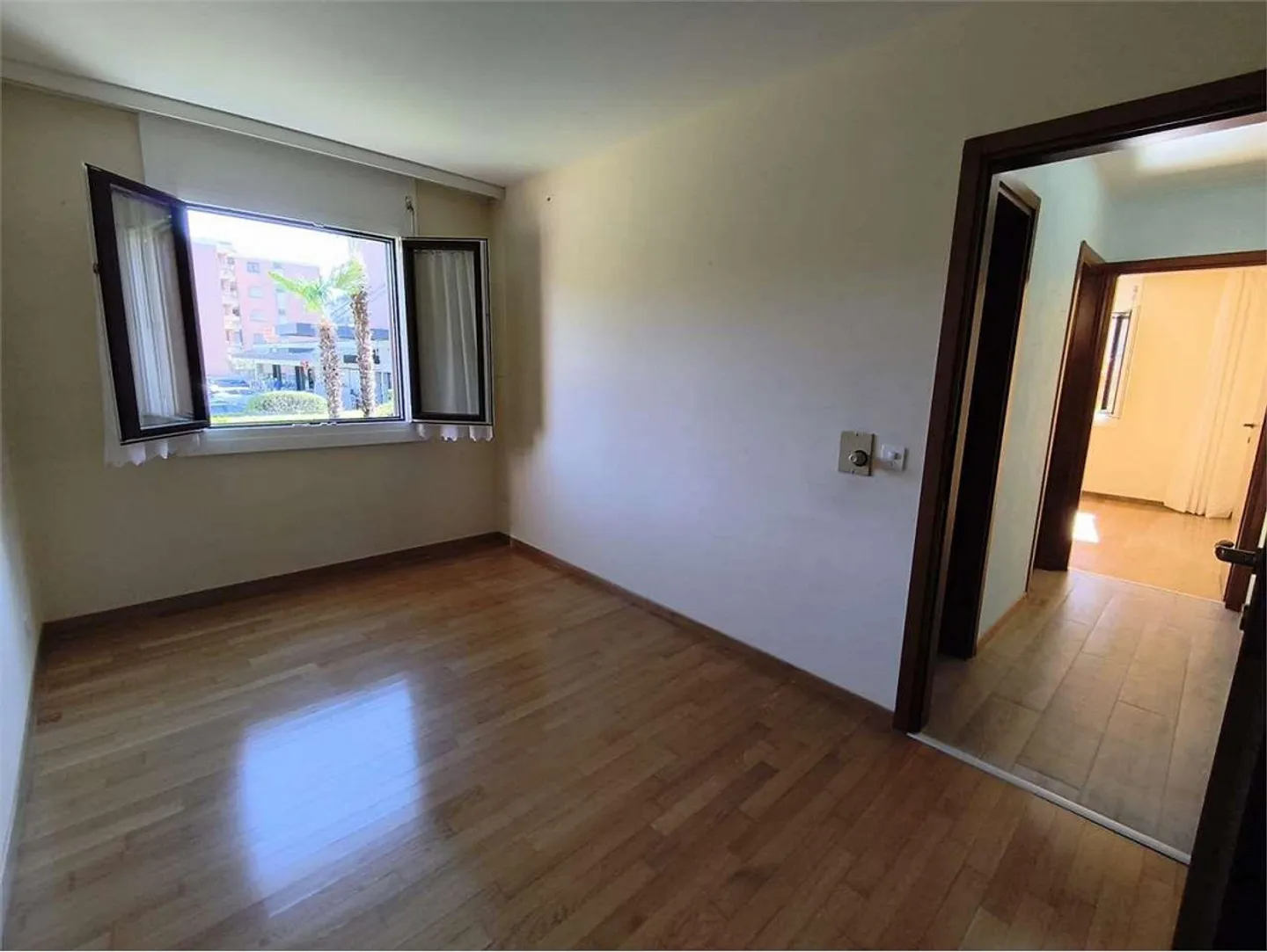 Caslano - Ampio appartamento di 3,5 locali al piano terra con giardino - A pochi passi - Foto 3 di 11