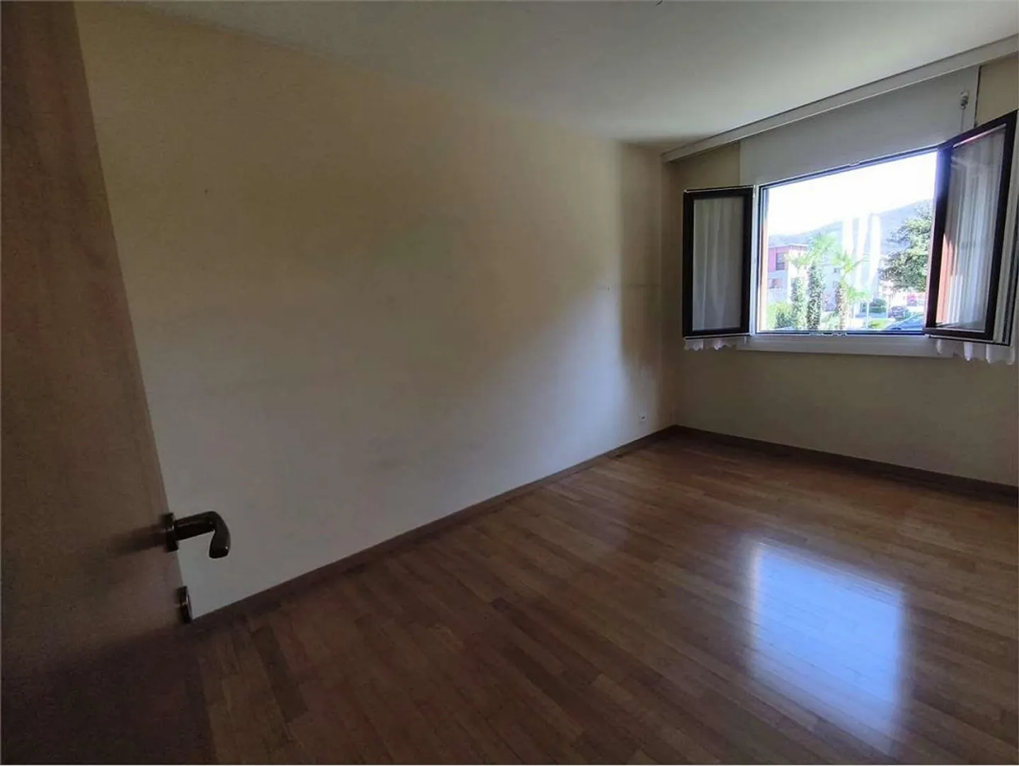 Caslano - Ampio appartamento di 3,5 locali al piano terra con giardino - A pochi passi - Foto 4 di 11