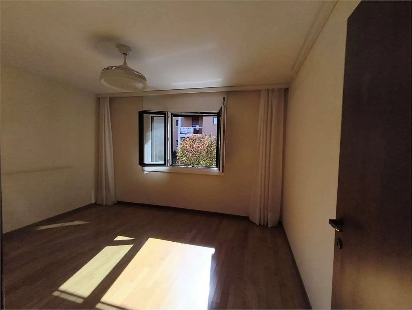Caslano - Ampio appartamento di 3,5 locali al piano terra con giardino - A pochi passi - Foto 6 di 11