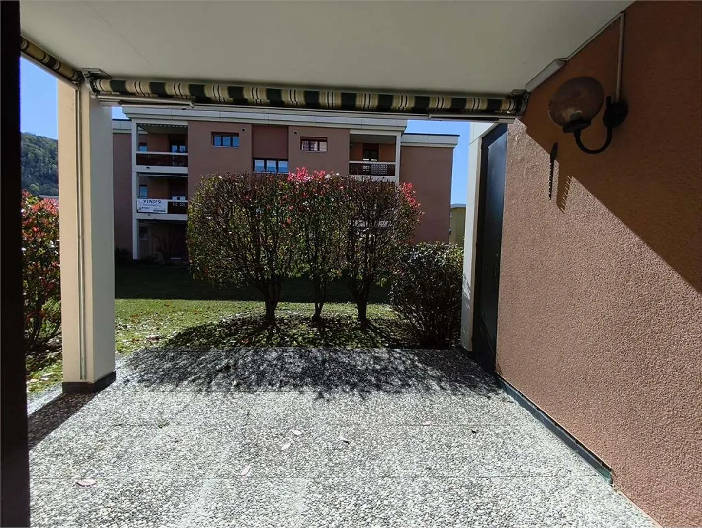 Caslano - Ampio appartamento di 3,5 locali al piano terra con giardino - A pochi passi - Foto 10 di 11