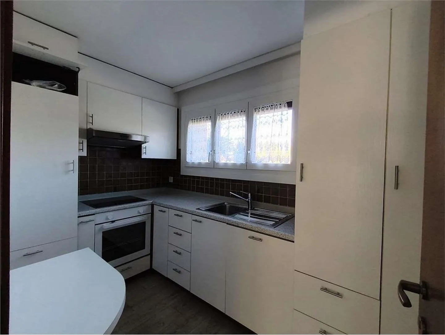 Caslano - Ampio appartamento di 3,5 locali al piano terra con giardino - A pochi passi - Foto 11 di 11