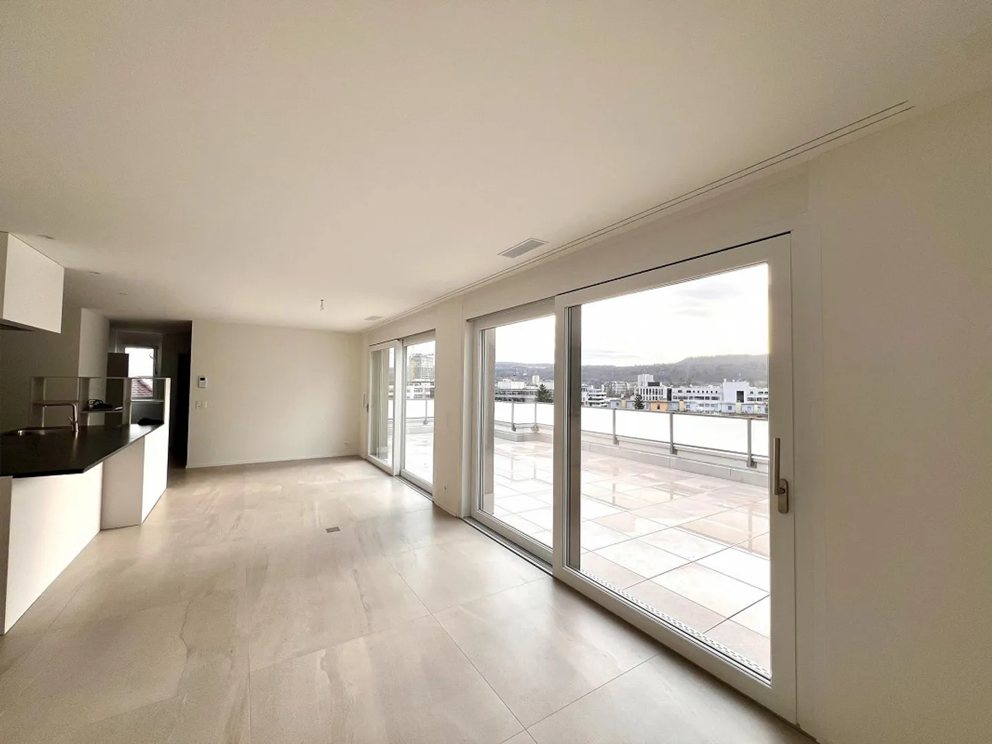 Spacious Penthouse Apartment - Photo 2 of 8