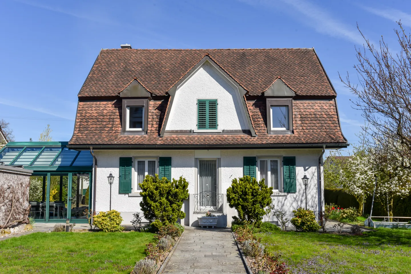 Charmantes Freistehendes Haus mit Garten - Foto 1 von 13