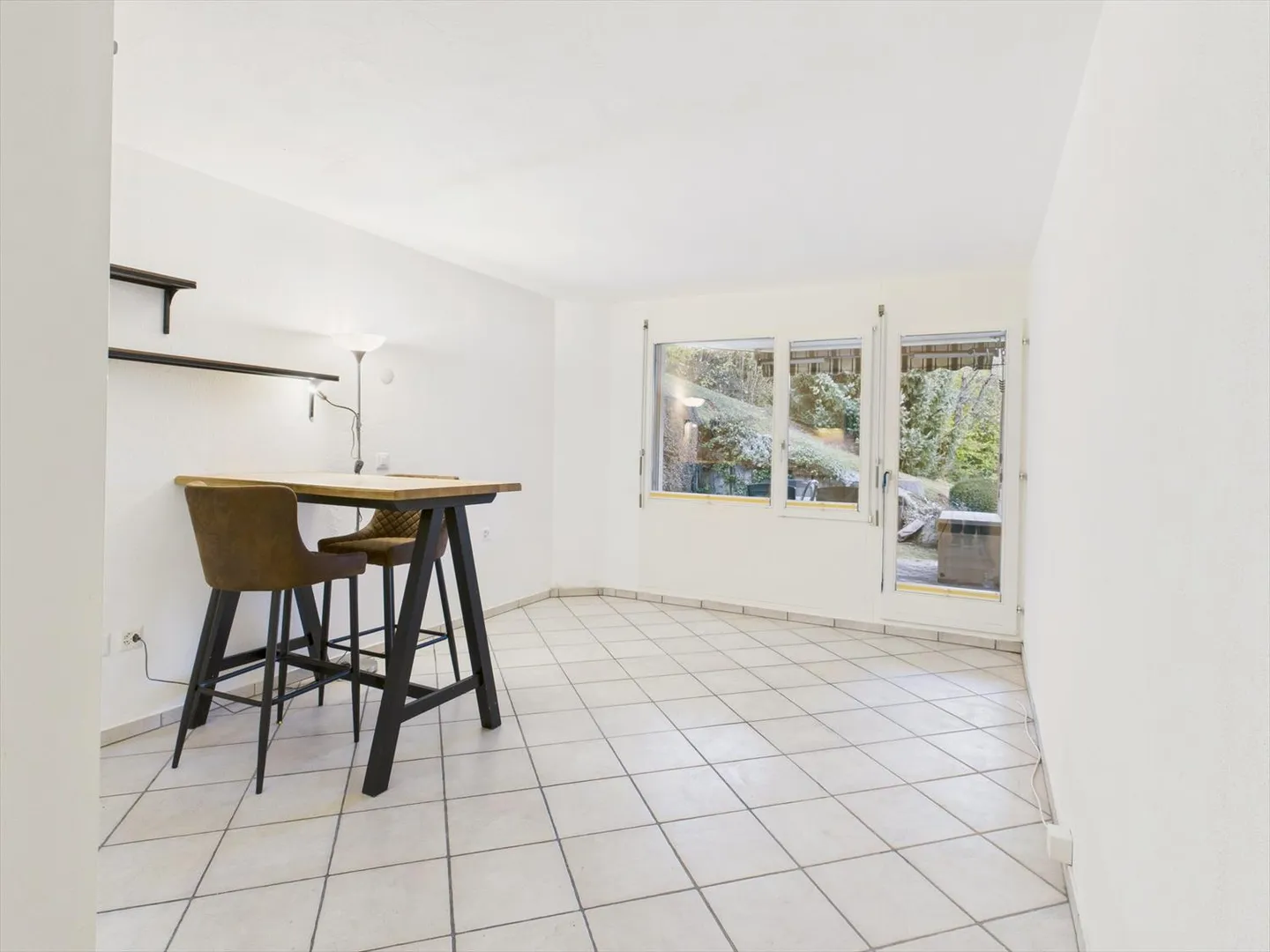 Living with a View – Charming 2.5-Room Apartment with Large Garden Terrace and Mountain View in Laax Village - Photo 4 of 13