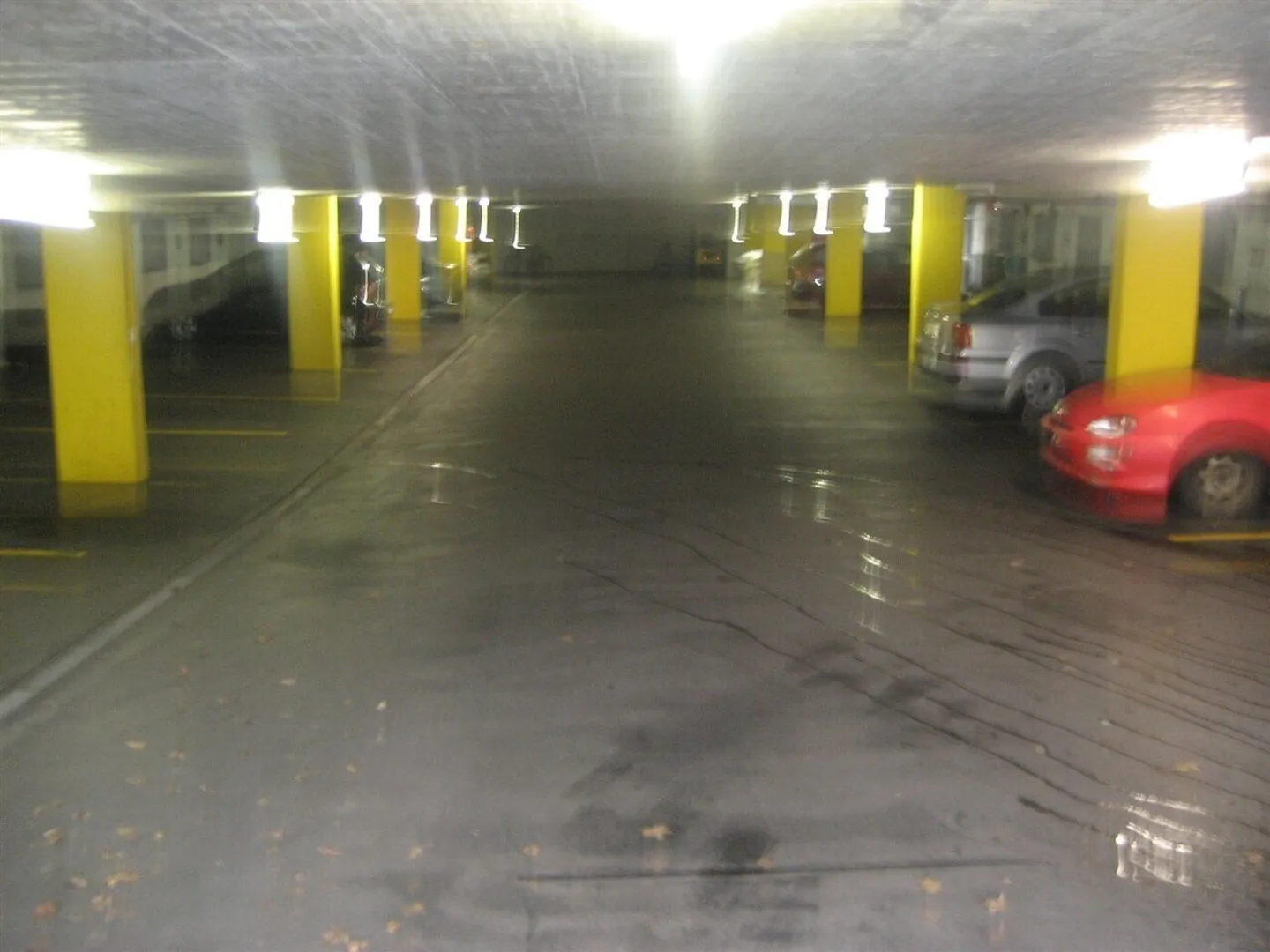 Place de parking dans le garage souterrain - Photo 2 sur 3