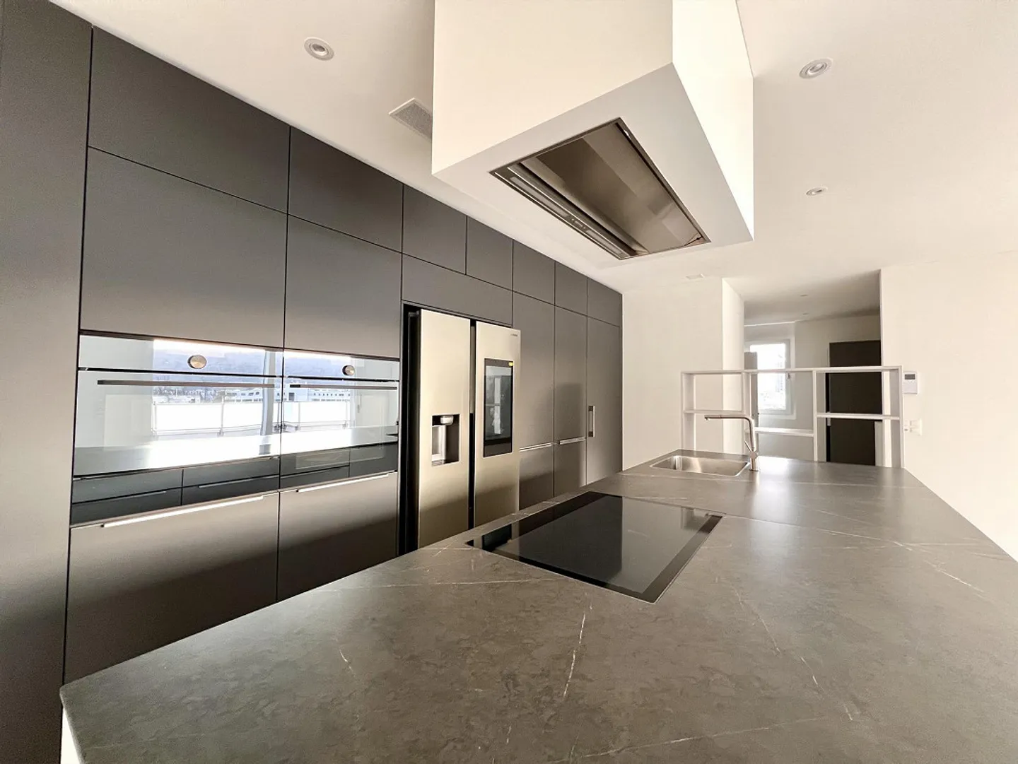 Spacious Penthouse Apartment - Photo 3 of 8