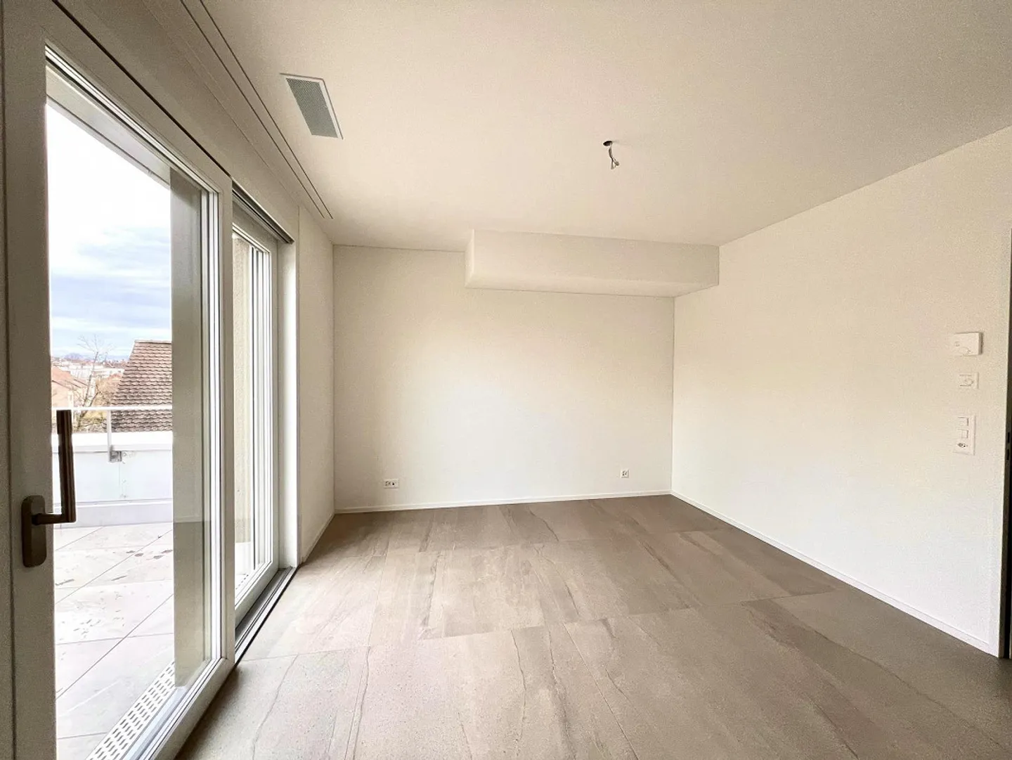 Spacious Penthouse Apartment - Photo 5 of 8