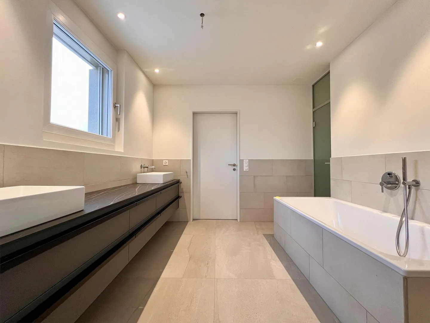 Spacious Penthouse Apartment - Photo 6 of 8