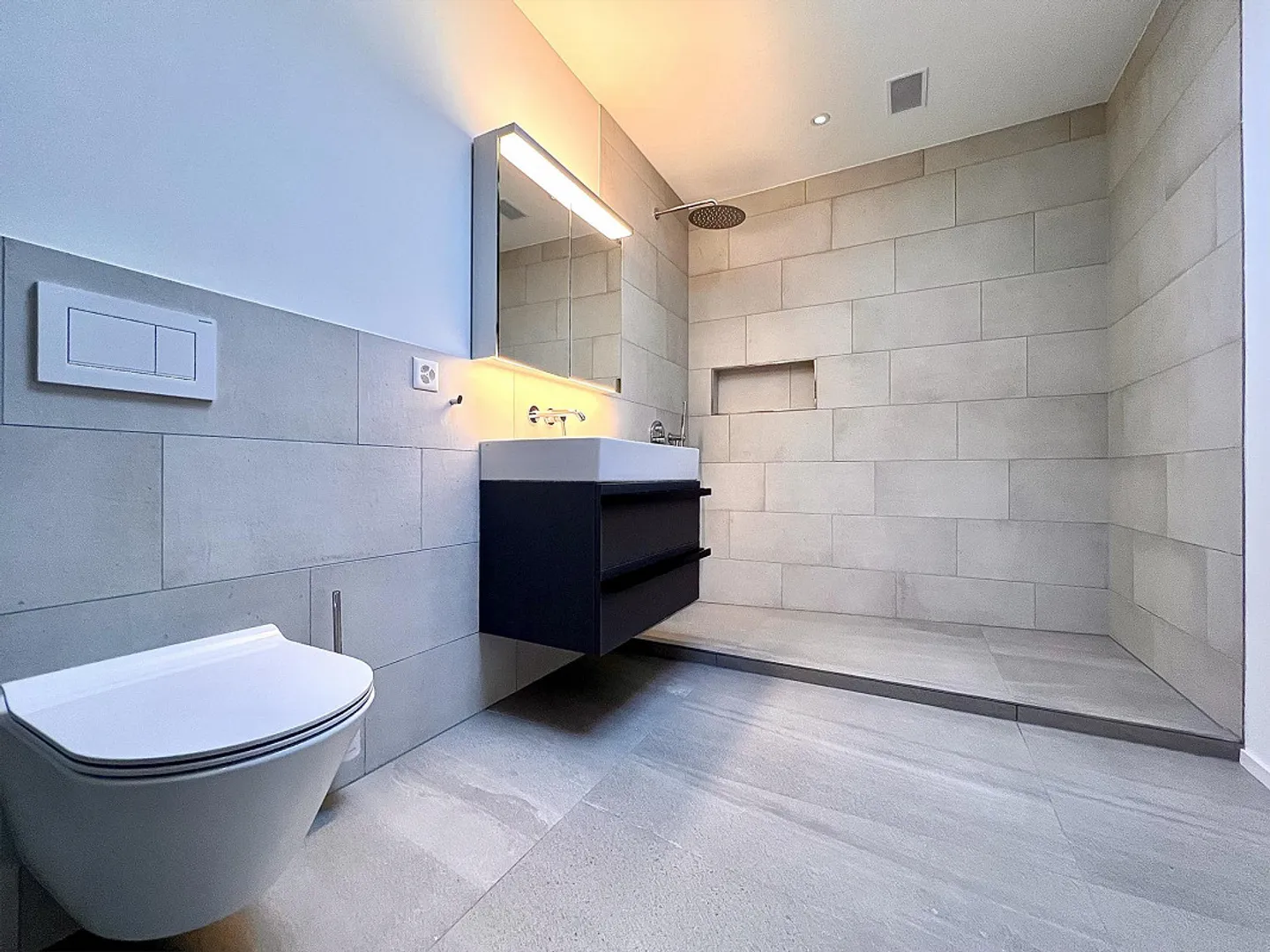 Spacious Penthouse Apartment - Photo 7 of 8