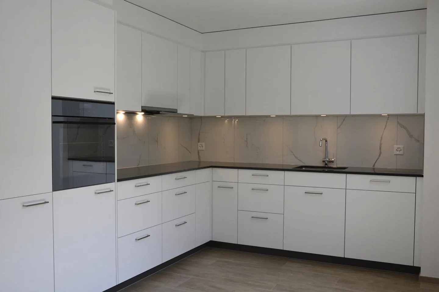 Nouvel appartement en penthouse lumineux de 3,5 pièces avec terrasse - Photo 2 sur 8