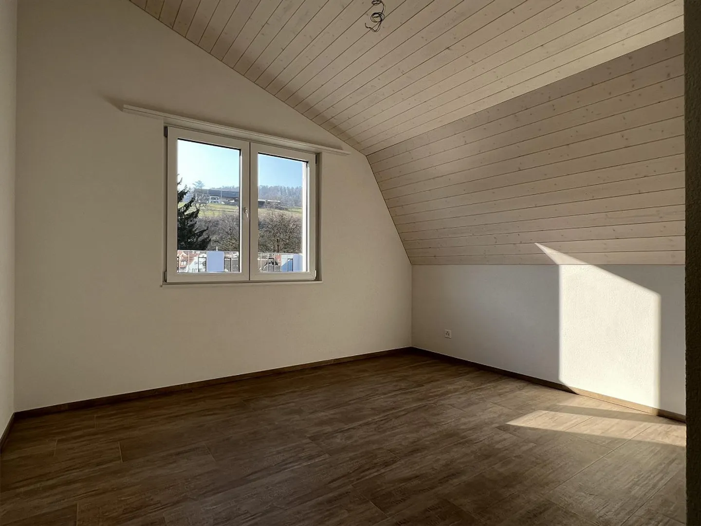 Nouvel appartement en penthouse lumineux de 3,5 pièces avec terrasse - Photo 4 sur 8