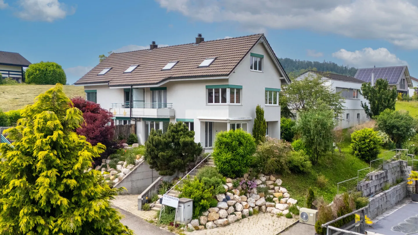 Casa bifamiliare adatta alle famiglie con camino e garage di 6,5 stanze - Foto 1 di 23