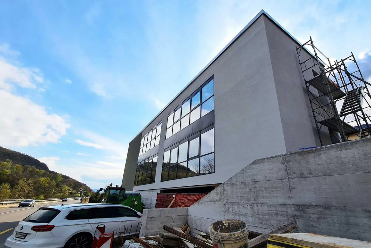 NEUES UND GERÄUMIGES OPEN-SPACE-GEWERBEGEBÄUDE IN TAVERNE - Foto 5 von 5