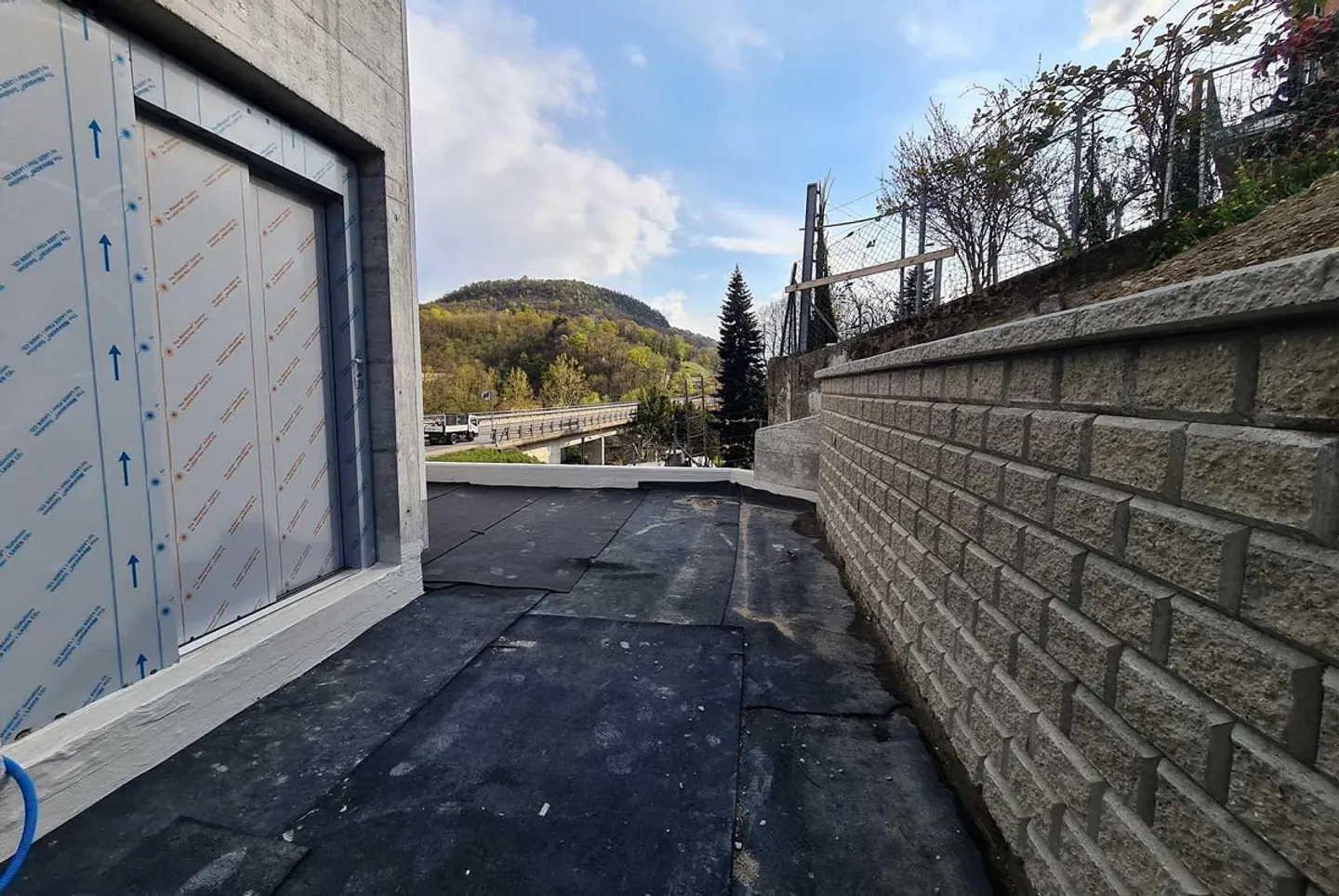 NEUES UND GERÄUMIGES OPEN-SPACE-GEWERBEGEBÄUDE IN TAVERNE - Foto 3 von 5