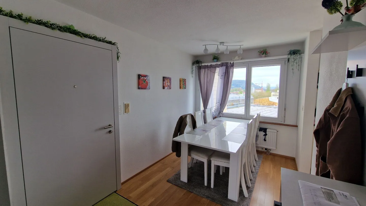 Rented centrally located 4.5-room apartment in building rights - Photo 3 of 12