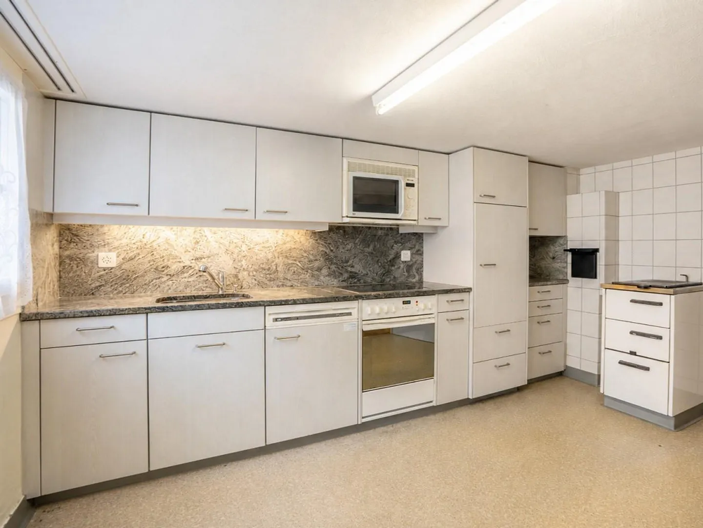 Maison Charmante avec Espace Commercial - Photo 4 sur 11