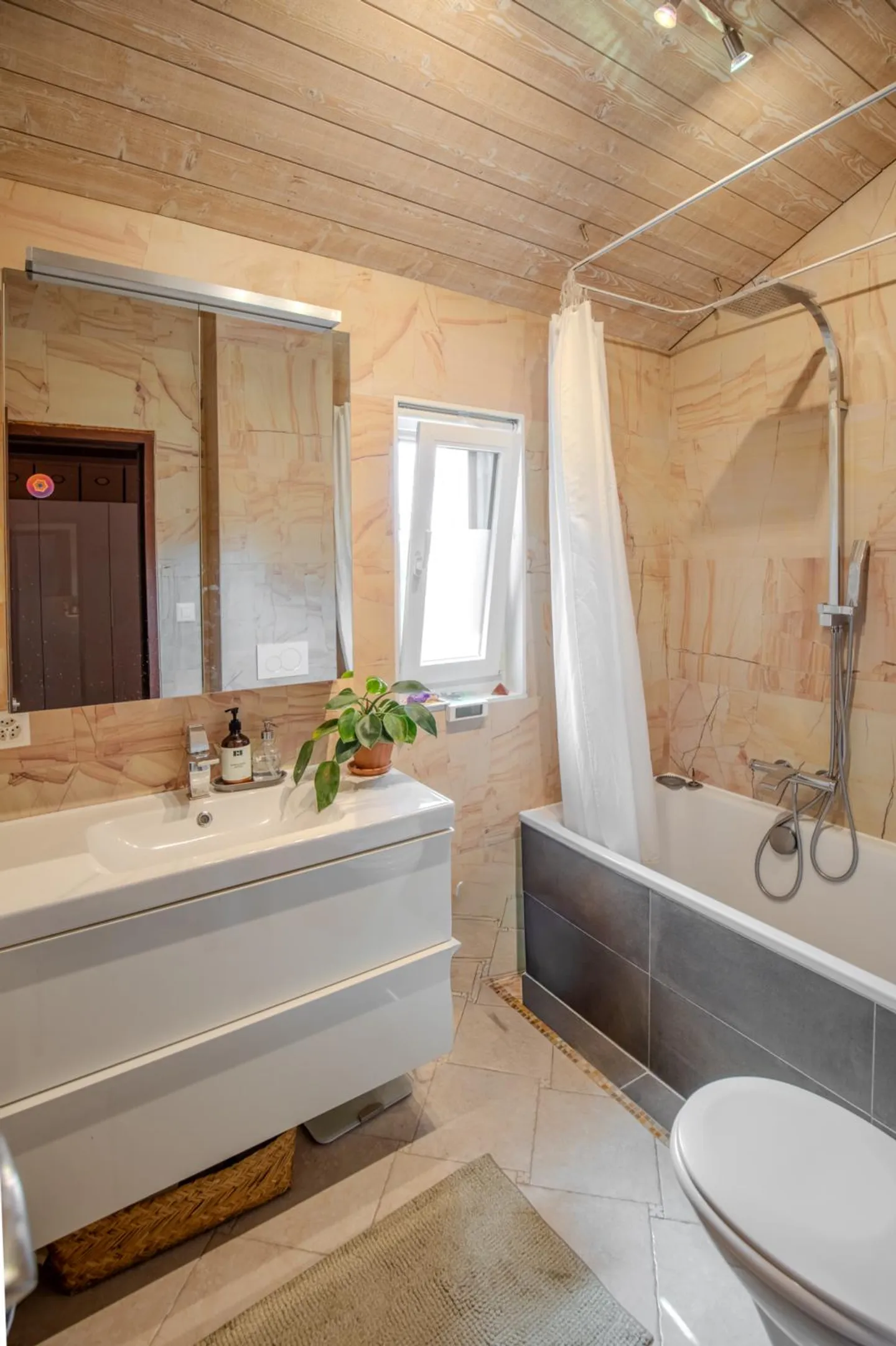 Chalet spazioso con piscina - Foto 7 di 9