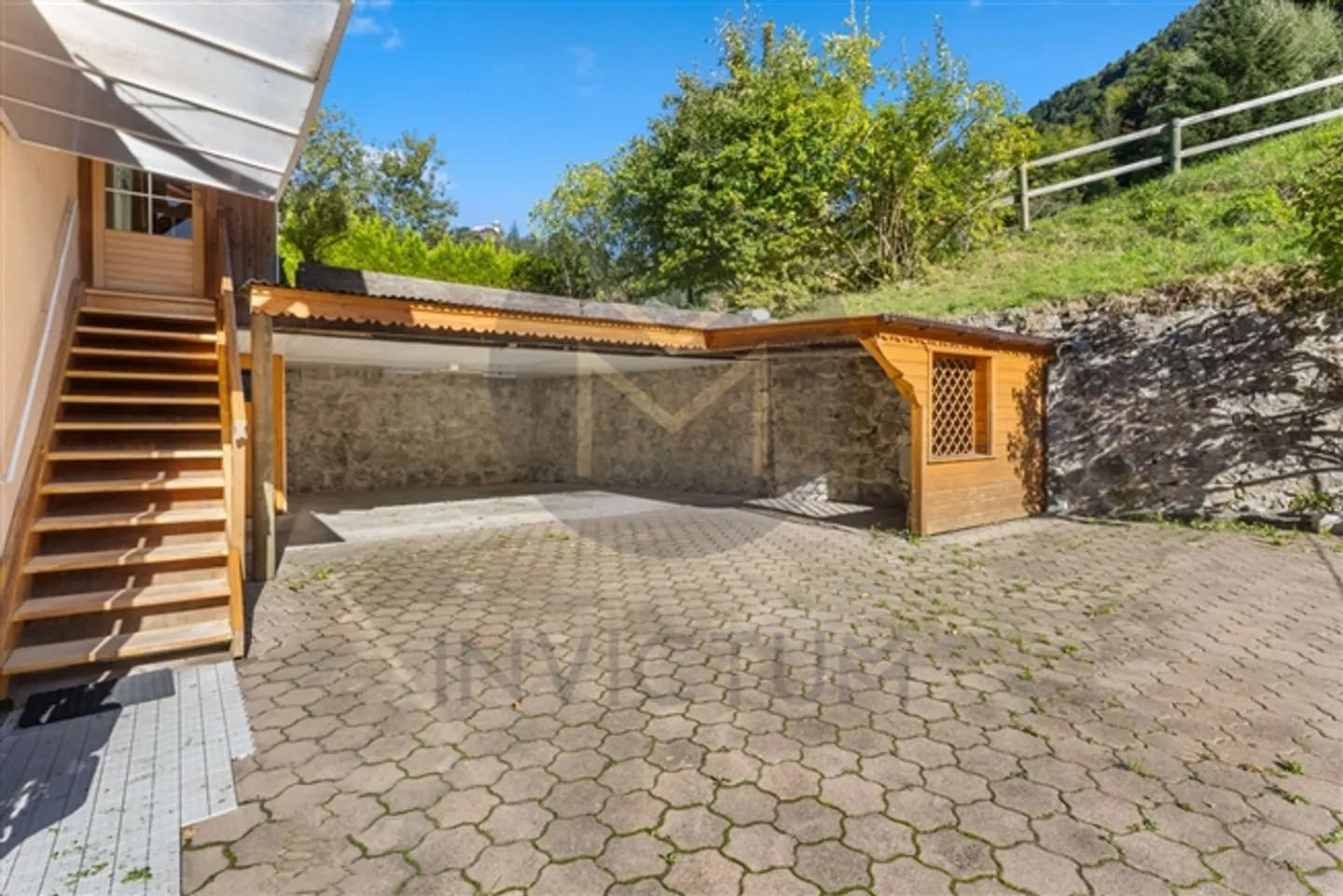 Maison individuelle spacieuse de 9,5 pièces avec deux appartements à Les Avants. - Photo 2 sur 20