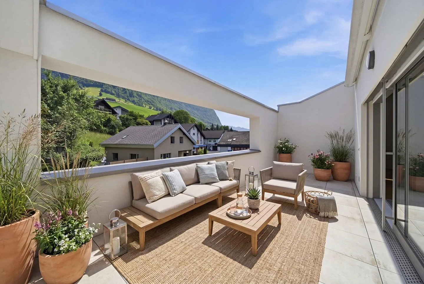 HIGH-QUALITY 3.5 ROOM PENTHOUSE APARTMENT WITH A VIEW - Photo 2 of 5