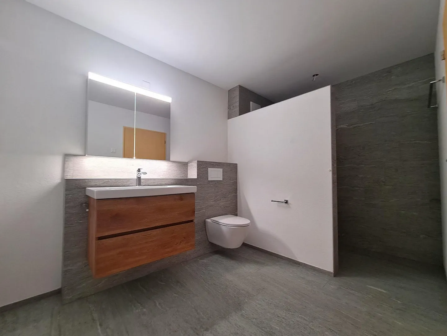 Moderne Wohnung mit sonnigem Balkon - Foto 6 von 7