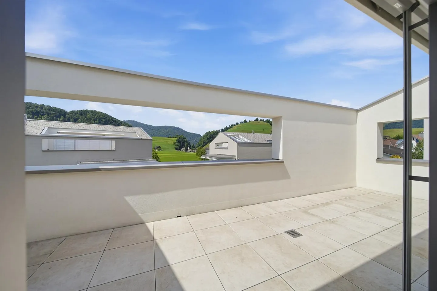 HIGH-QUALITY 3.5 ROOM PENTHOUSE APARTMENT WITH A VIEW - Photo 3 of 5