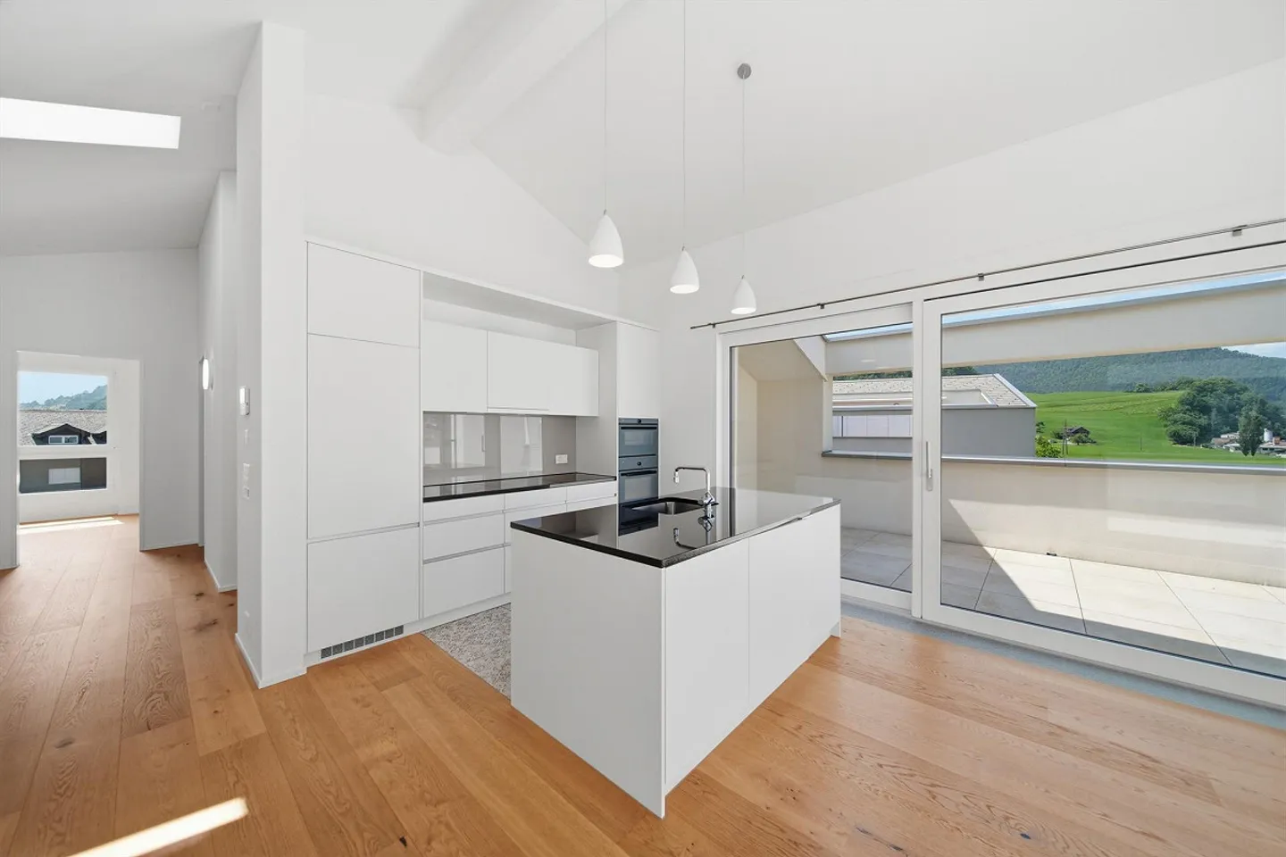 HIGH-QUALITY 3.5 ROOM PENTHOUSE APARTMENT WITH A VIEW - Photo 5 of 5