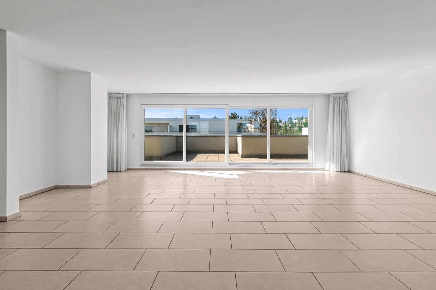 Appartamento attico soleggiato in posizione centrale a Binningen! - Foto 1 di 11