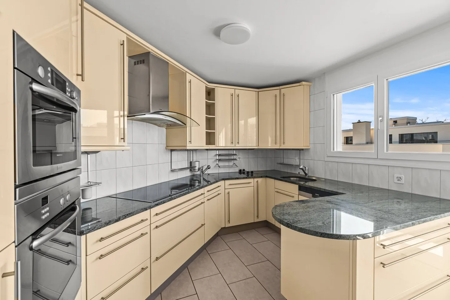 Appartamento attico soleggiato in posizione centrale a Binningen! - Foto 2 di 11