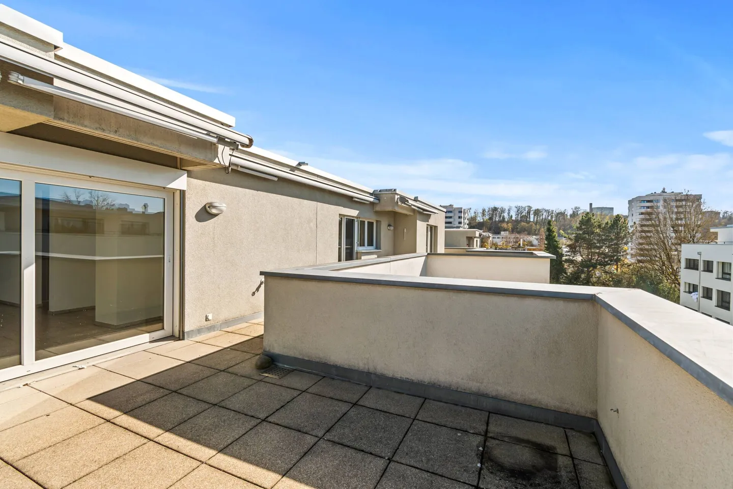 Appartamento attico soleggiato in posizione centrale a Binningen! - Foto 5 di 11