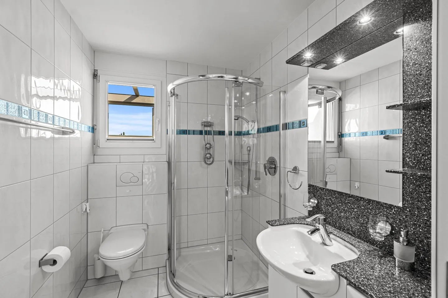 Appartamento attico soleggiato in posizione centrale a Binningen! - Foto 6 di 11