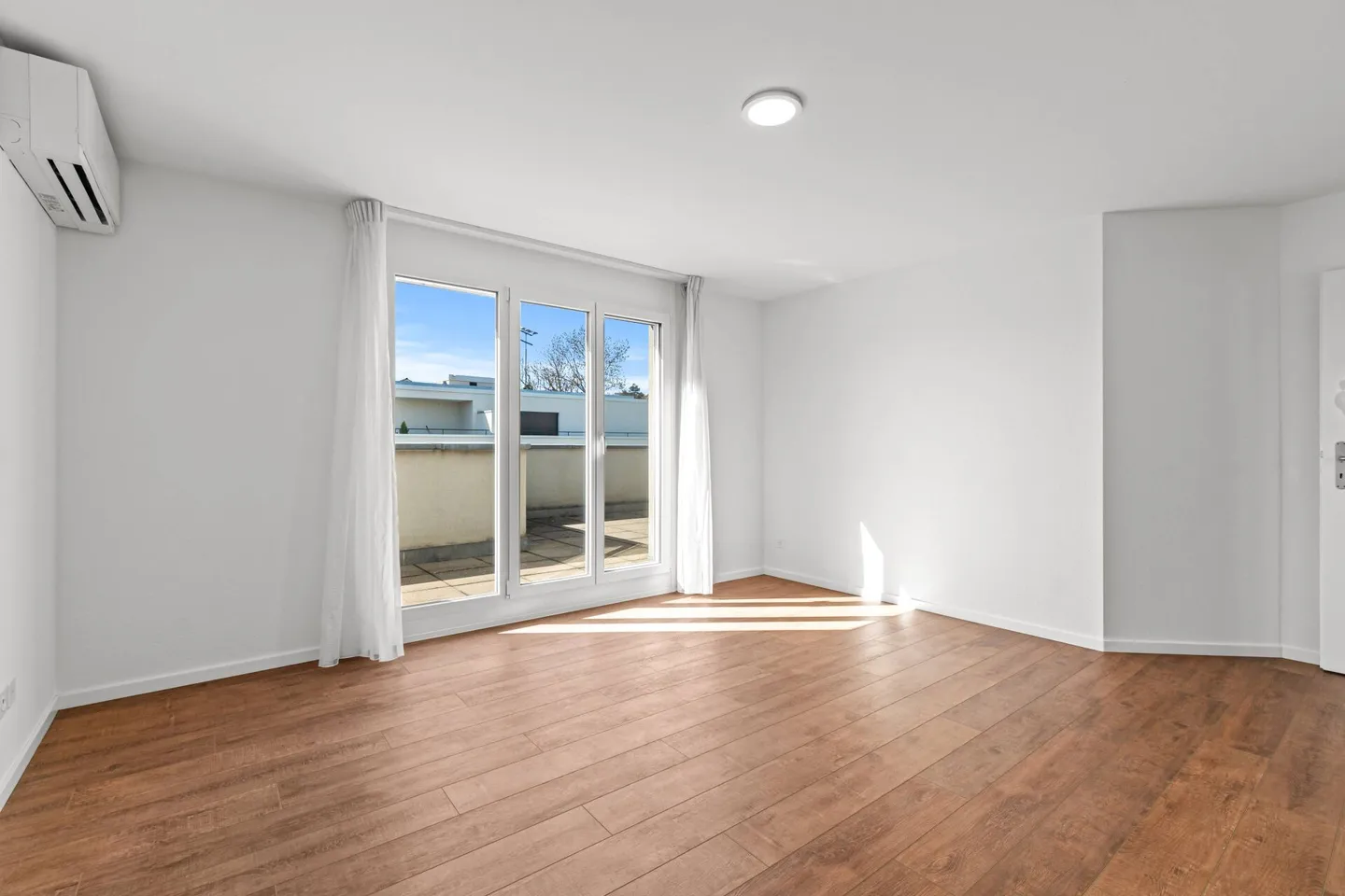 Appartamento attico soleggiato in posizione centrale a Binningen! - Foto 7 di 11