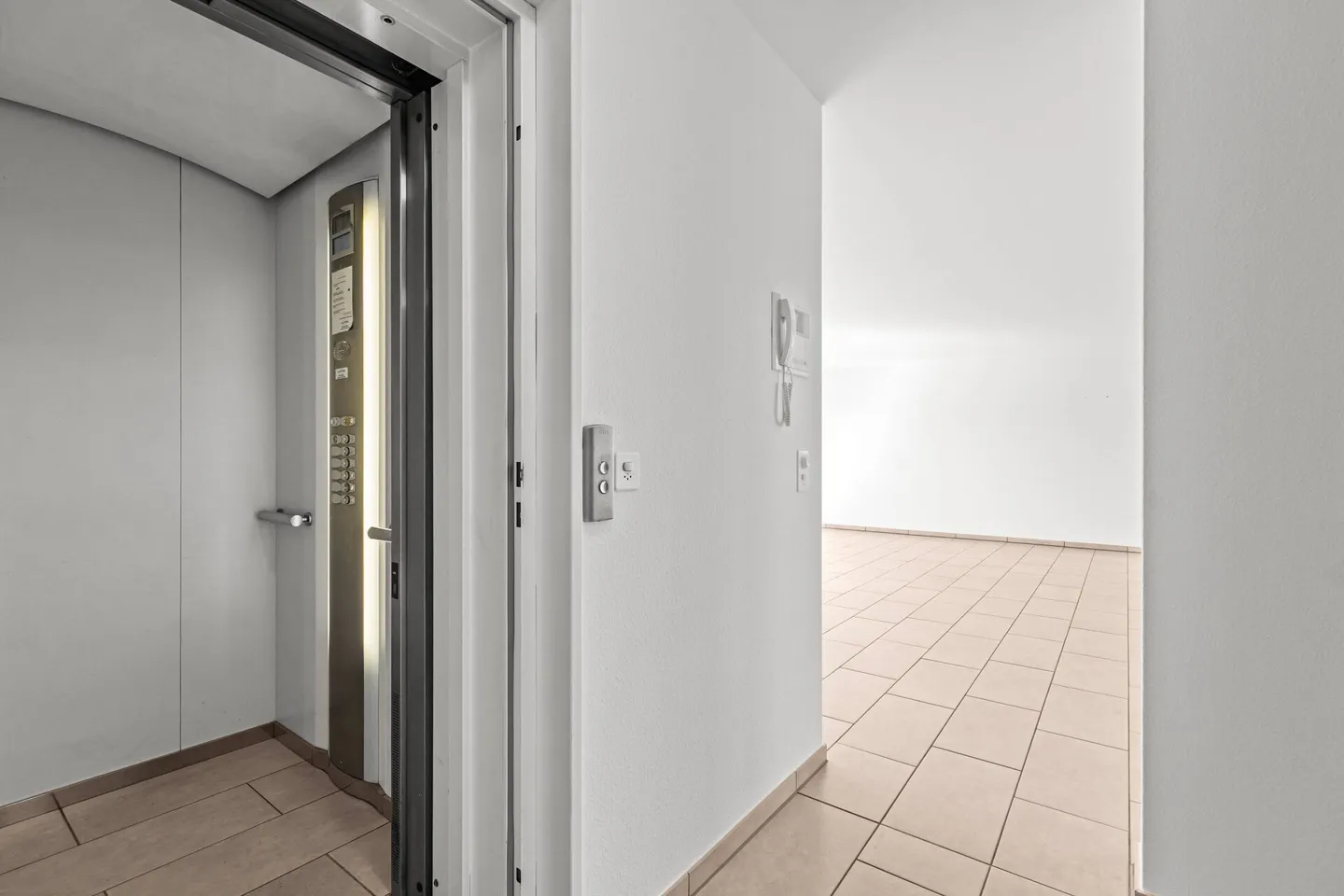 Appartamento attico soleggiato in posizione centrale a Binningen! - Foto 8 di 11