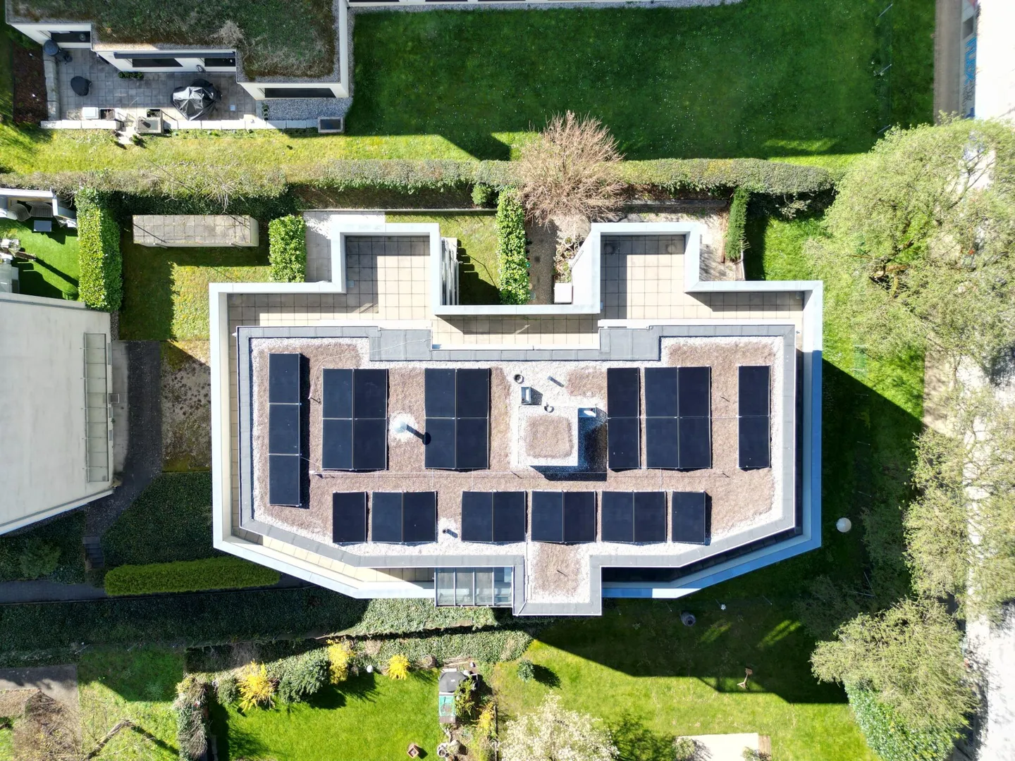 Appartamento attico soleggiato in posizione centrale a Binningen! - Foto 3 di 11