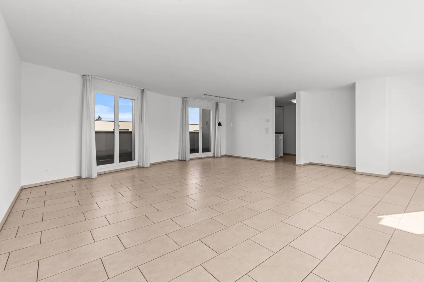 Appartamento attico soleggiato in posizione centrale a Binningen! - Foto 4 di 11