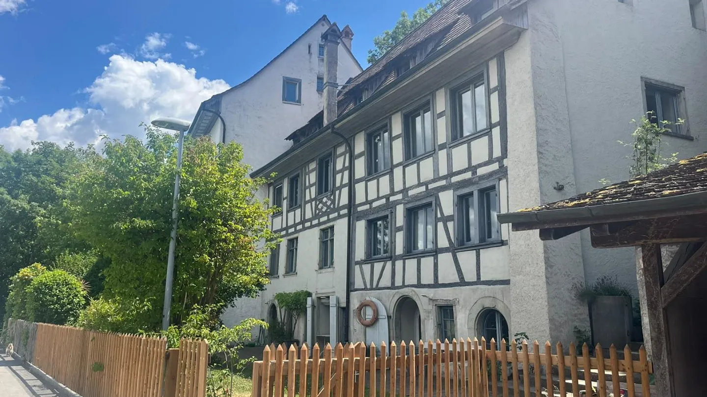Appartement sous les toits de 4 pièces Fischerhaus 15ème siècle directement sur le Rhin - Photo 2 sur 11