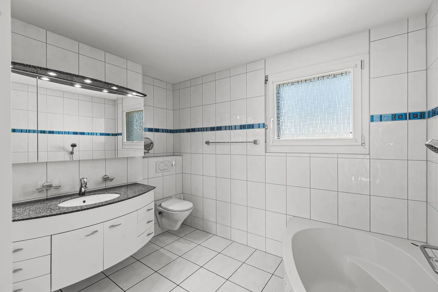 Appartamento attico soleggiato in posizione centrale a Binningen! - Foto 10 di 11