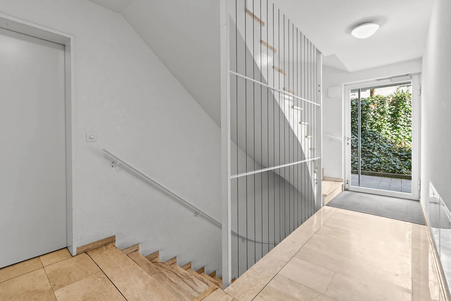 Appartamento attico soleggiato in posizione centrale a Binningen! - Foto 11 di 11