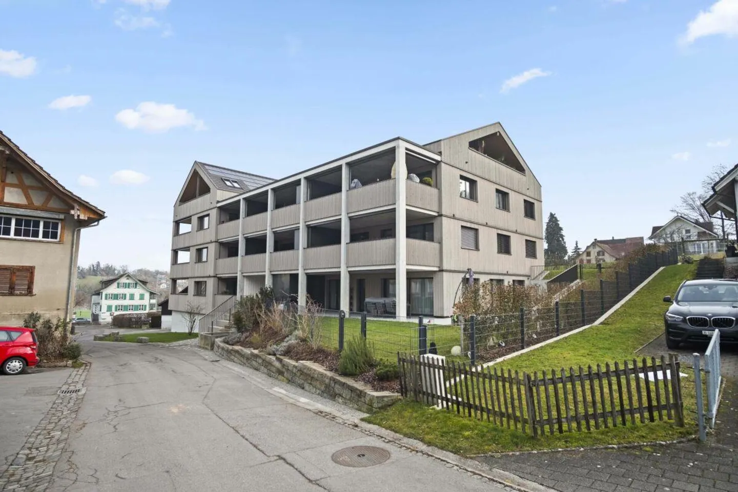 Modern 3.5-room apartment (built 2023) with large loggia, underground parking & e-charging station in Staad - Photo 1 of 16