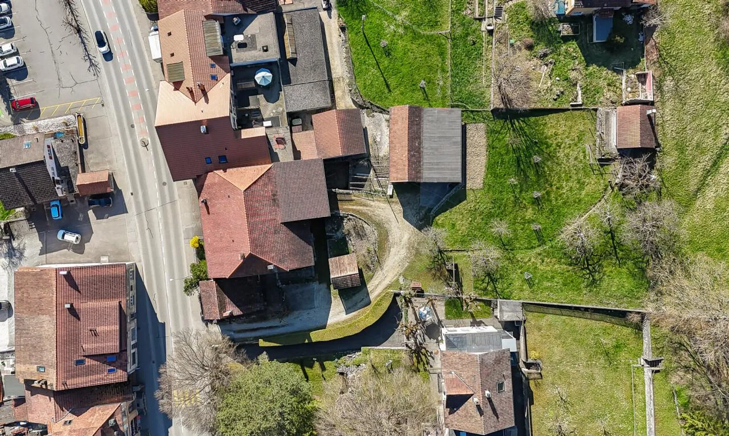 Magnifica fattoria con fienile convertibile e terreno edificabile a Court - Foto 3 di 13