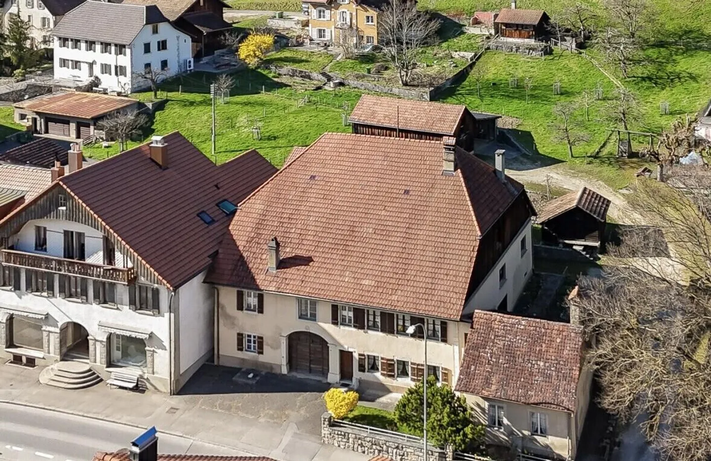Magnifica fattoria con fienile convertibile e terreno edificabile a Court - Foto 2 di 13