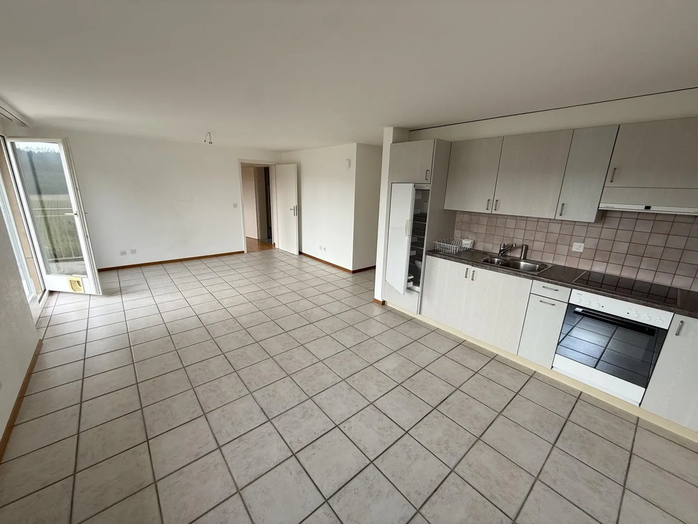 Spacious 2.5-room apartment with unobstructed view in Fétigny - Photo 3 of 7