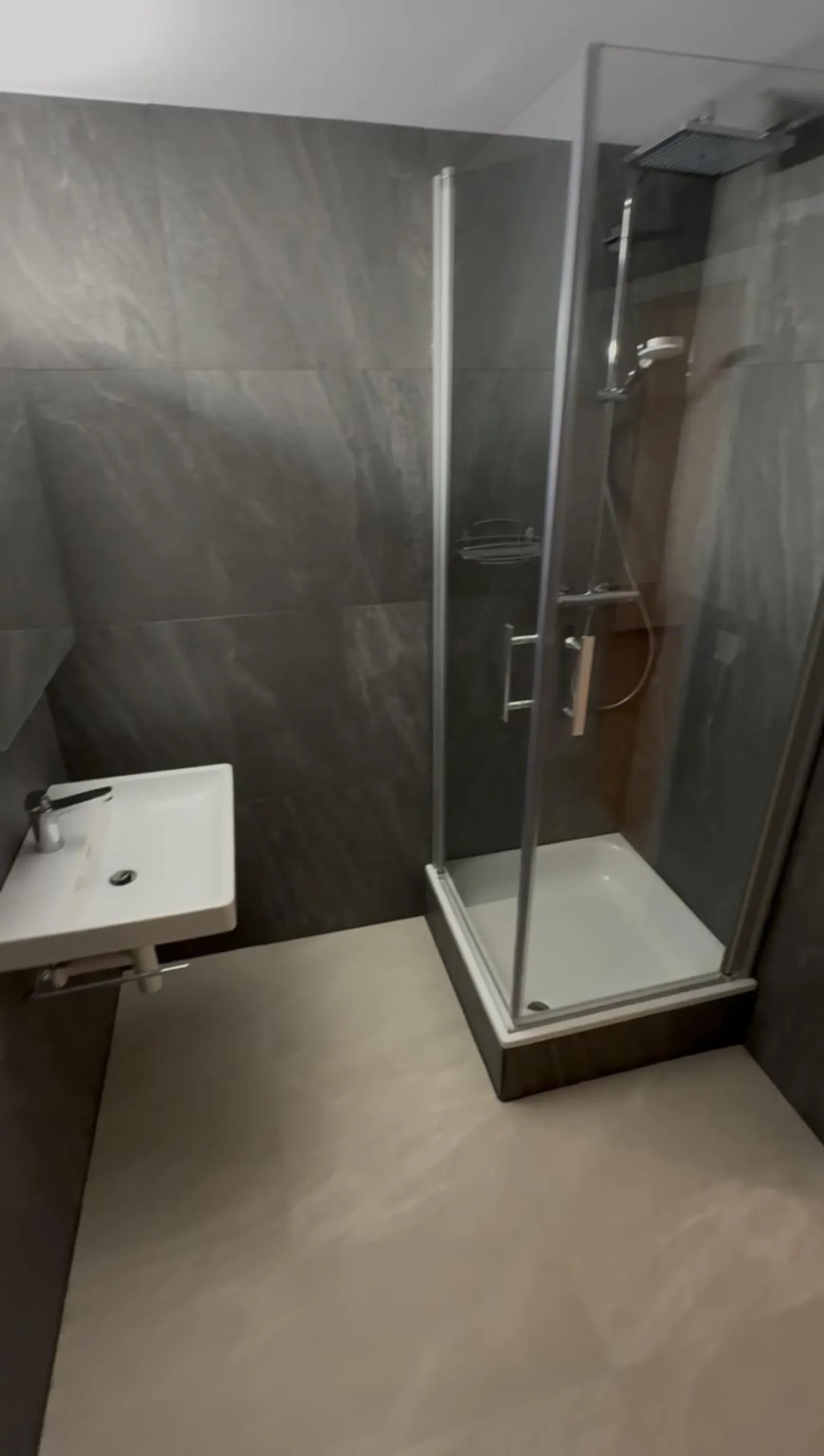 Spacious 2.5-room apartment with unobstructed view in Fétigny - Photo 7 of 7